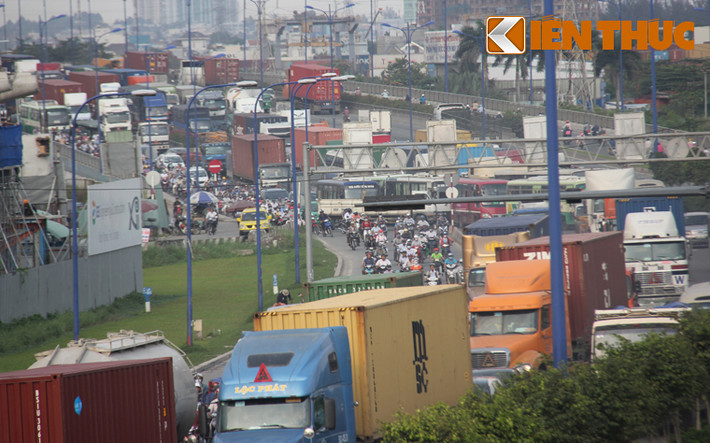 Hàng nghìn phương tiện xe tải, xe đầu kéo container, ô tô, xe khách... xếp hàng dài trên xa lộ Hà Nội nhích từng chút một qua cầu Rạch Chiếc...