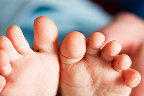 Nốt ruồi ở khe ngón chân thứ hai và ngón cái là người thiếu may mắn trong chuyện tình cảm. Ngay cả với bạn bè, họ cũng dễ xảy ra bất hòa, cãi vã.