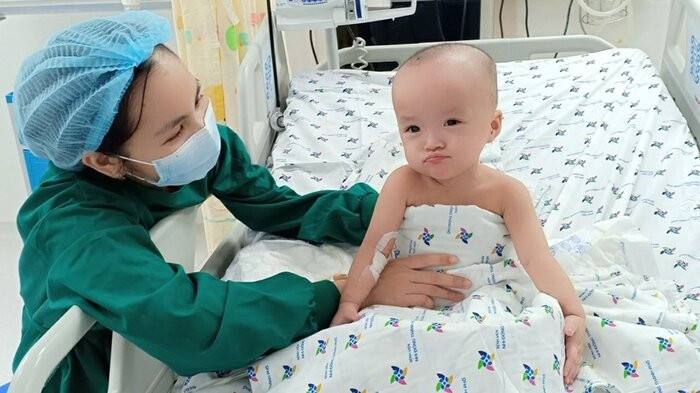 Trúc Nhi - Diệu Nhi hiện đang có quá trình hồi phục khá tích cực: Sau phẫu thuật, quá trình hồi phục của hai bé Trúc Nhi và Diệu Nhi được đánh giá là có những tiến triển khả quan. Song Nhi đã cai được máy thở, không sốt và hợp tác tốt vật lý trị liệu. Tầng sinh môn và các vết thương ở phần bụng đã khô ráo. Các bé dung nạp tốt lượng sữa, tiêu hoá ổn định.