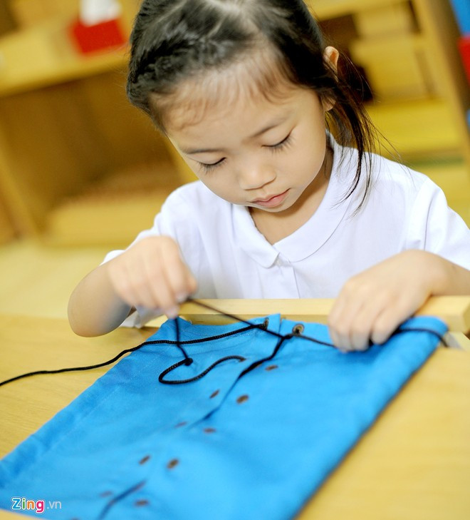 Các bé gái học sắp xếp quần áo, lắp búp bê... Bà Mai Nhung-người sáng lập trường mầm non này cho biết, chương trình giáo dục nhằm mang đến một sự phát triển toàn diện của trẻ trong giai đoạn 5 năm đầu đời.