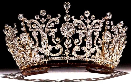 Vương miện Poltimore được thiết kế từ nhiều viên kim cương cắt kiểu cũ xếp thành cụm dọc theo viên kim cương xếp xoắn ốc.