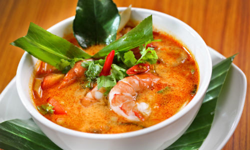 Một trong những món ngon từ tôm được yêu thích nhất tại Thái Lan là Tom Yum. Món ăn đậm vị cay của ớt, chua của chanh, thơm nồng của sả và tôm.
