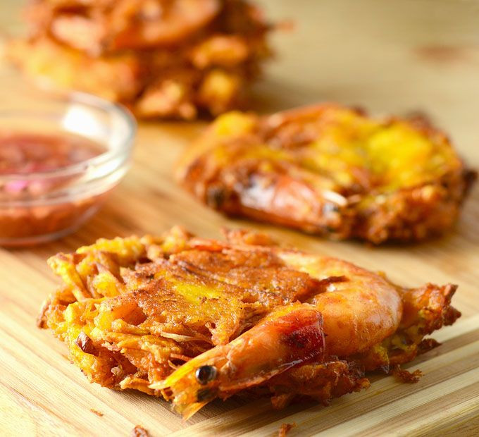 Nhìn bên ngoài tuy không ngon mắt nhưng khi thưởng thức, bạn vô cùng bất ngờ vì độ giòn và thơm của tôm.