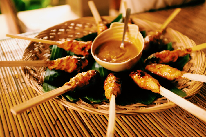 Người dân Indonesia thường dùng ngọn lửa từ xác cây dừa để nướng. Điều này làm cho món Sate Lilit có mùi vị đặc trưng, thơm ngon hơn so với nướng trên than củi.