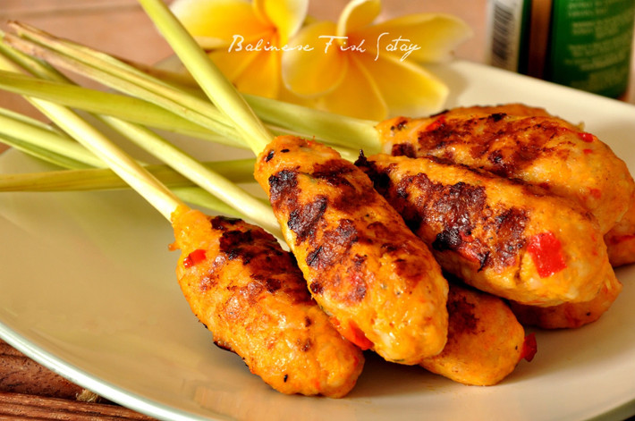Sate Lilit là món ăn đặc trưng ở Indonesia chế biến từ tôm, cá. Các bỏ hết xương, tôm bóc vỏ xay nhuyễn rồi ướp với nước cốt dừa, rau thơm, tiêu, ớt, muối....Sau đó bọc thịt vào thân một loại chanh cỏ rồi nướng.