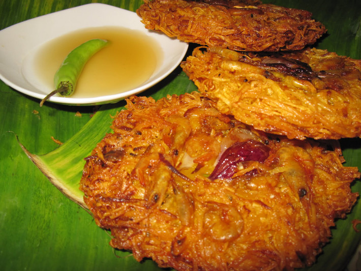 Ukoy là món tôm rán độc đáo ở Philippines. Người dân nơi đây giữ toàn bộ con tôm để chế biến, từ mắt, chân cho đến vỏ.