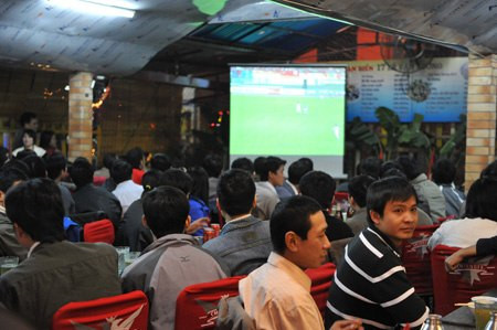 2. Kinh doanh bia hơi, cà phê Trước khi World Cup diễn ra khoảng một tuần, các quán bia, cà phê đã thi nhau sắm những màn hình tivi cỡ lớn để phục vụ khách hàng xem bóng đá. Ảnh: kinhtedothi.vn.