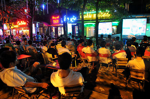 Ngoài lắp đặt thêm màn hình lớn, các quán cà phê có sức chứa lớn ở phố Hồ Đắc Di, Đặng Văn Ngữ, Vọng, Tô Hiệu, Đội Cấn, Trần Đại Nghĩa, khu đô thị mới Pháp Vân... còn thuê thêm máy phát điện để dự phòng.