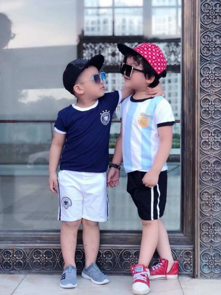 Những bộ quần áo cầu thủ cho trẻ em có giá từ 95.000 đến 150.000 đồng với đủ kiểu dáng của các đội bóng tham dự World Cup được nhiều cửa hàng quần áo trẻ em chào bán. Ảnh: FB Lại Hằng.