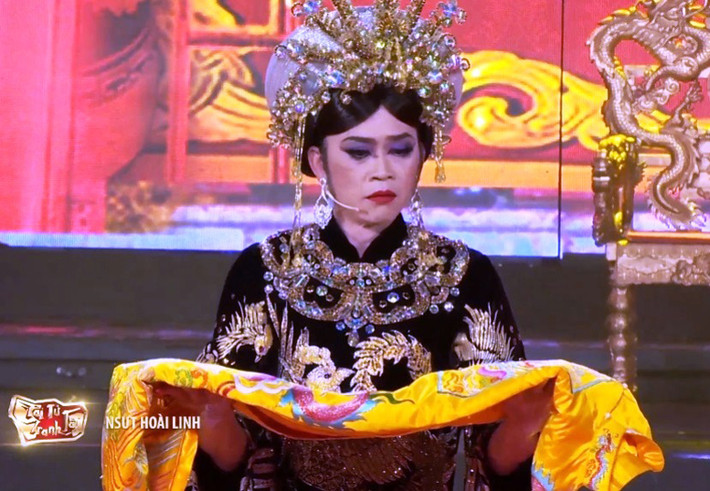 Trong gameshow "Tài tử tranh tài", diễn ra tối 28/12, khán giả được dịp mãn nhãn khi xem giám khảo Hoài Linh hóa thân vào vai "Thái hậu Dương Vân Nga", vai diễn mang đậm dấu ấn của NSND, tiến sĩ cải lương Bạch Tuyết (giám khảo chương trình Tài tử tranh tài).