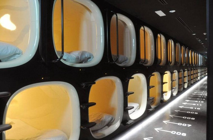 8. Khách sạn "Con nhộng" Khách sạn con nhộng (capsule hotel) là loại hình khách sạn rất phát triển ở Nhật Bản. Ở Việt Nam, mô hình khách sạn này được tiên phong tại Hồ Chí Minh, với hệ thống buồng ngủ độc đáo, có hình dạng như những cái hộp được xếp cạnh nhau dày đặc. Ảnh: Internet.