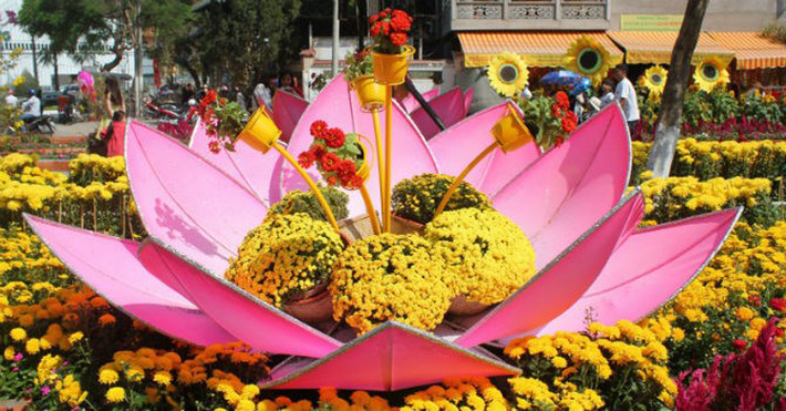 Đường hoa Tết 2015 có 3 phân đoạn chính là Hào khí Việt Nam, Bản sắc Việt và Vinh quang Việt Nam kéo dài hơn nửa km trên đường Hàm Nghi (từ phố Phó Đức Chính đến đường Hồ Tùng Mậu).