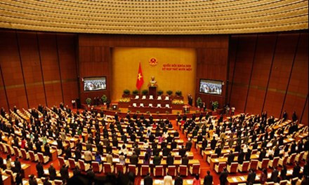 1. Khai mạc kỳ họp thứ 11, Quốc hội khóa XIII Phát biểu khai mạc kỳ họp thứ 11, Quốc hội khóa XIII ngày 21/3, Chủ tịch Quốc hội Nguyễn Sinh Hùng cho biết, bên cạnh việc xem xét, thông qua 7 dự án luật, tại kỳ họp cuối cùng này, Quốc hội, các cơ quan của Quốc hội, Chủ tịch nước, Chính phủ, Thủ tướng Chính phủ sẽ có báo cáo tổng kết nhiệm kỳ 2011-2016. Đặc biệt, Quốc hội dành phần lớn thời gian xem xét, quyết định việc miễn nhiệm, bầu, phê chuẩn nhân sự cấp cao của Nhà nước.