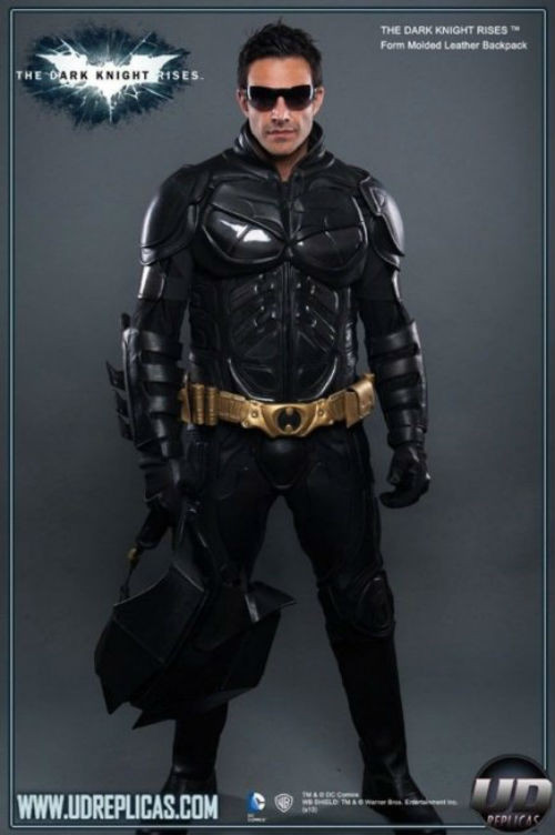 Trang phục người hùng Batman có giá 2.500 USD. Ảnh: Destinationluxury.