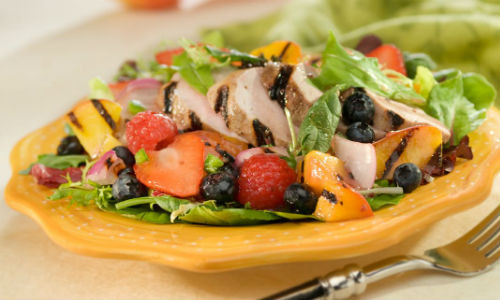 Salad trộn giấm sẽ ngon hơn nếu bạn cho thêm một muỗng canh sữa và một thìa cà phê đường. Ảnh: Wish.