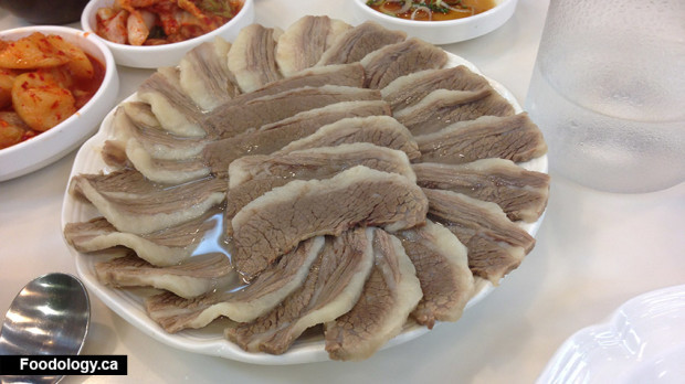 Luộc thịt quá lâu sẽ làm mất vị ngọt của thịt. Trong trường hợp luộc thịt quá lâu, bạn hãy thái thịt thành miếng mỏng, xếp chúng lên đĩa, rồi rắc vài miếng hành tây, cà chua, nước cốt chanh hoặc giấm lên mặt. Miếng thịt sẽ trở nên ngọt hơn. Ảnh: Foody.
