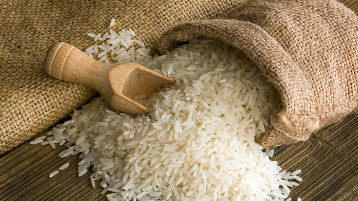 Để chữa cháy khi món canh hoặc súp quá mặn, cho gạo và túi vải rồi thả vào nồi canh. Gạo sẽ thấm hút vị mặn của muối trong nồi canh. Ảnh: Health.