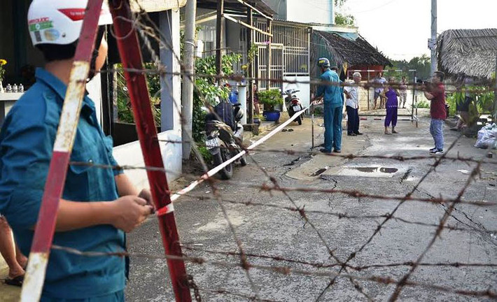 “UBND xã sẽ bố trí lực lượng hỗ trợ bà con trong việc di dời tài sản đến nhà người thân hoặc trường tiểu học Lê Văn Lương, xã Nhơn Đức để ở tạm trong thời gian 1 tuần, đồng thời tạm ứng hỗ trợ mỗi hộ số tiền 1,5 triệu đồng”, chủ tịch xã Nhơn Đức chia sẻ cùng người dân.