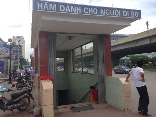2. Thiếu nữ 17 tuổi bị hiếp dâm tập thể trong hầm đường bộ ở Hà Nội Ngày 26/5, thông tin từ Công an quận Cầu Giấy, cơ quan điều tra quận này đang xác minh, làm rõ trình báo của V.T.H (17 tuổi, quê quán huyện Hữu Lũng, Lạng Sơn) về việc H bị một nhóm thanh niên hiếp dâm tập thể ở khu vực hầm đường bộ trước cổng Bến xe Mỹ Đình (Hà Nội).