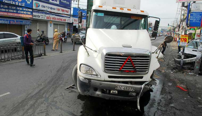 Vụ việc khiến tài xế bị thương nhẹ và 3 người khác trong xe may mắn thoát chết.