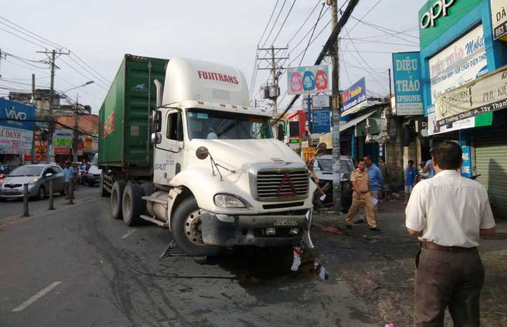 Trước đó, lúc 5h sáng cùng ngày, xe đầu kéo mang biển số 51C-453.7 (chưa rõ tài xế) chở theo thùng container 40 feet đầy hàng lưu thông trên đường Trường Chinh hướng từ trung tâm thành phố về ngã tư An Sương.