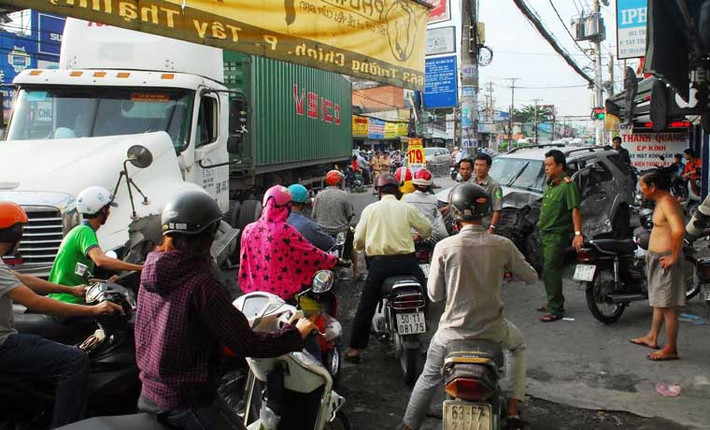 Đến sáng nay (3/7), hiện trường xe đầu kéo container tông ô tô 7 chỗ trên đường Trường Chinh, quận Tân Bình, TP HCM vẫn còn hết sức ngổn ngang. Các đơn vị nghiệp vụ Công an quận Tân Bình đang tiến hành giải tỏa để thông thoáng giao thông qua khu vực.