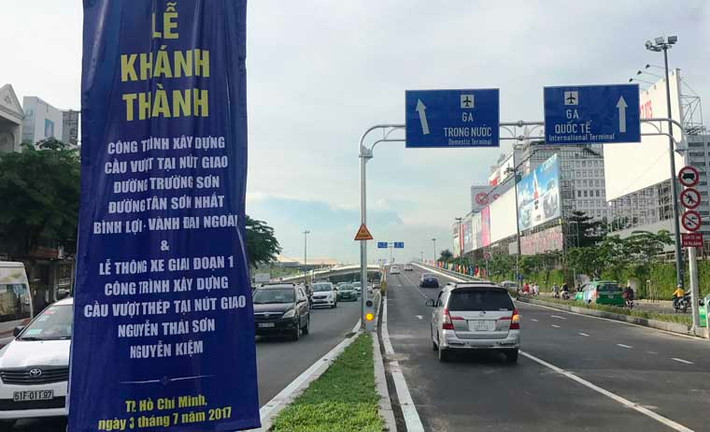 Sau 4 tháng khẩn trương thi công, ngày 3/7, TP HCM đã tổ chức thông xe cầu vượt tại nút giao thông đường Trường Sơn và nhánh đường nối Tân Sơn Nhất - Bình Lợi - Vành Đai Ngoài (TSN - BL - VĐN, quận Tân Bình, TP HCM).