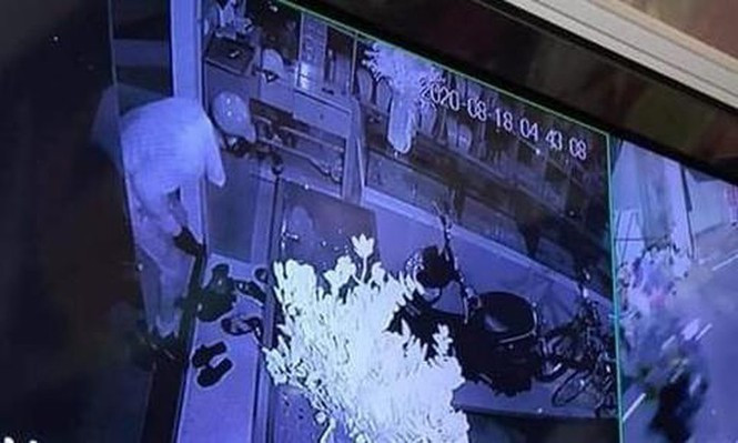 Theo Cơ quan điều tra, ngay sau khi tiếp nhận thông tin, Phòng Cảnh sát hình sự Công an thành phố Hà Nội phối hợp với Công an TX Sơn Tây và phòng PC09 Công an Hà Nội khám nghiệm hiện trường, ghi lời khai những người liên quan, rà soát camera... tuy nhiên vào thời điểm đó chưa làm rõ được đối tượng gây án cũng như thu hồi tang vật.