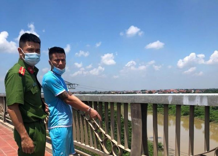 Đối tượng để xe máy cách xa 100m rồi đi bộ tới tiệm vàng và trèo từ nhà bên cạnh sang tầng 2 của tiệm vàng rồi leo lên ban công tầng 3. Tại đây, Hân sử dụng kìm cộng lực và thanh sắt nhọn đã chuẩn bị từ trước phá cửa kính, cửa gỗ để cắt khung sắt đột nhập vào bên trong.