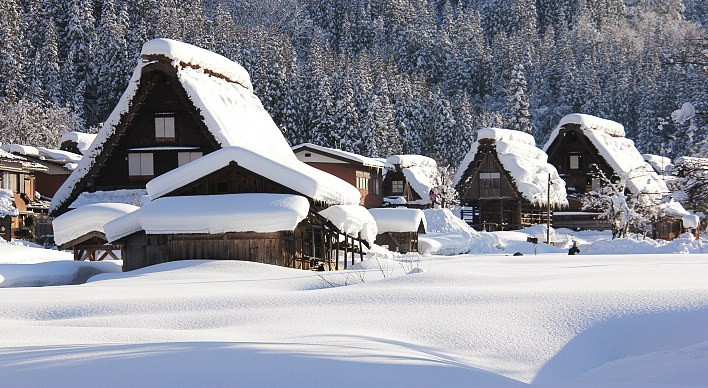 Shirakawago, Nhật Bản chính là điểm du lịch lý tưởng dành cho du khách yêu thích vẻ đẹp cổ kính và yên bình. Ảnh: Japan - guide.