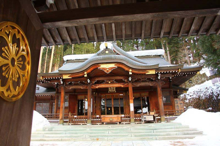 Tới Takayama, du khách còn có cơ hội tản bộ trên ngọn đồi xanh non với 13 ngôi chùa và công viên yên tĩnh. Tiếng chảy êm đềm của dòng sông Yasu hiền hòa đủ làm hài lòng bất cứ du khách nào. Ảnh: Travels2.