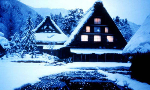 Ngăn cách với thế giới bên ngoài bởi những ngọn núi cao, ngôi làng nhỏ Shirakawago gây ấn tượng bởi những túp lều tranh. Ảnh: Travel2.