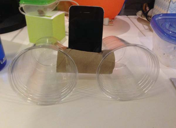 Dùng hai cốc nhựa và lõi giấy vệ sinh làm kệ đứng cho chiếc iphone cũng là ý tưởng sáng tạo.