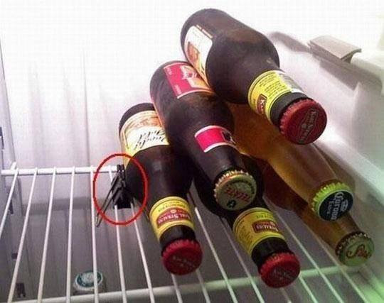 Kẹp nhỏ cũng đảm nhiệm được việc xếp chai nước không bị đổ trong tủ lạnh.