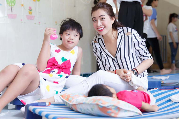 Ba người đẹp mang theo nhiều phần quà để tặng các em nhỏ như bánh, sữa, đồ chơi, đồ dùng cá nhân… Những món quà tuy không nhiều về mặt vật chất, nhưng đối với các em nhỏ, đó lại là món quà tinh thần vô cùng to lớn.