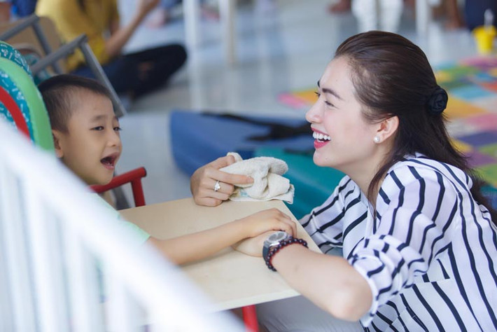Á hậu Lệ Hằng cũng có mặt tham gia trong chuyến đi lần này. Không khoác lên người những bộ cánh lộng lẫy như thường thấy, cả Phạm Hương, Lệ Hằng và Clarissa Molina đều chọn trang phục đơn giản, với áo sơmi và quần jeans.