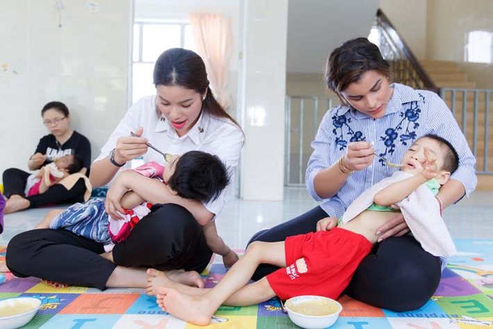 Bên cạnh việc du lịch và gặp lại người bạn thân Phạm Hương, Nữ hoàng Sắc đẹp Mỹ La Tinh Clarissa Molina còn nhân dịp đến Việt Nam để có thể tìm hiểu và giúp đỡ những mảnh đời khó khăn ở đây.