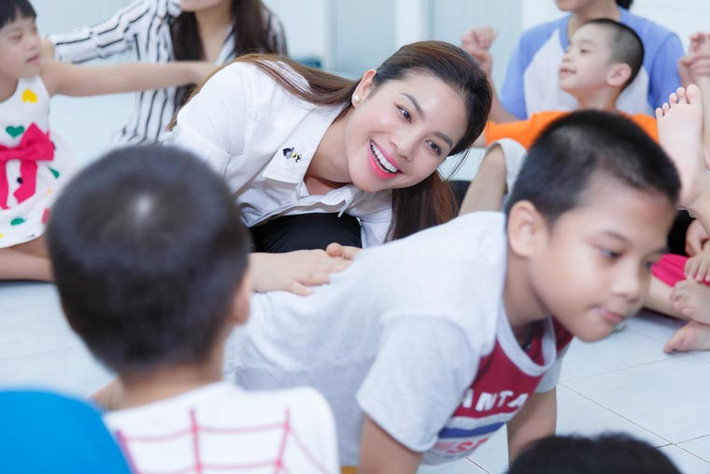 Tại đây, ba người đẹp đã có những trải nghiệm đầy ý nghĩa với các em nhỏ có hoàn cảnh khó khăn cần giúp đỡ.