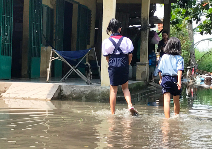 Đến trưa nay (15/11), hàng chục hộ dân sống ở vùng trũng cuối đường số 9, KP5, phường Hiệp Bình Phước, quận Thủ Đức, TP HCM vẫn đang ngập trong nước. Đây là hậu quả từ sự cố vỡ bờ đê bao ven sông Sài Gòn xảy ra lúc rạng sáng cùng ngày.