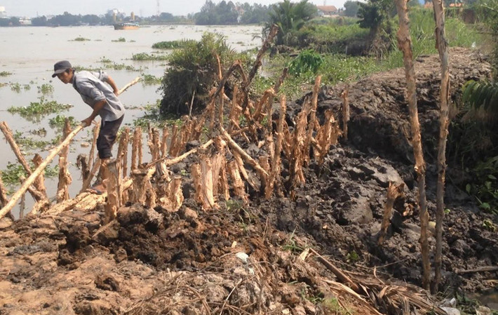 Ông Trương Văn Kính, một trong những hộ bị ảnh hưởng sau sự cố vỡ bờ bao, kể lại: "Khoảng 4h30 rạng sáng nay, khi nhiều hộ dân đang say ngủ thì nghe tiếng nước ào ạt từ phía bờ sông Sài Gòn sau nhà cuồn cuộn như lũ ập vào".