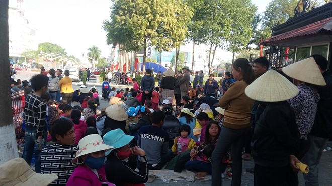 5. Khởi tố vụ "dân quây cổng trụ sở UBND tỉnh phản đối FLC" Từ 26/2 đến 3/3/2016, người dân trên địa bàn thị xã Sầm Sơn đã kéo lên cổng trụ sở UBND tỉnh để khiếu kiện không đồng ý với chủ trương di dời tàu thuyền, bàn giao mặt bằng cho chủ đầu tư là Tập đoàn FLC triển khai xây dựng các hạng mục thuộc Dự án không gian du lịch ven biển phía Đông đường Hồ Xuân Hương (thị xã Sầm Sơn, tỉnh Thanh Hóa) đã được UBND tỉnh Thanh Hóa phê duyệt. Nhiều đối tượng quá khích đã có hành vi kích động, xô đẩy hàng rào bảo vệ, mang theo các vật dụng để gõ, hò la gây huyên náo, lăng mạ, xúc phạm lực lượng làm nhiệm vụ.
