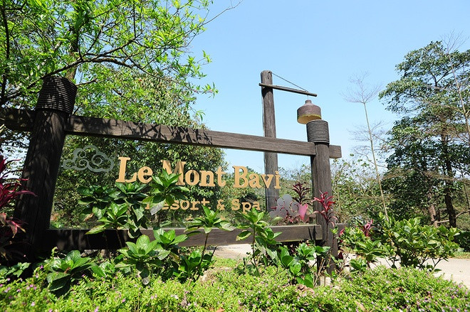 2. Đình chỉ việc xây resort trái phép ở Vườn Quốc gia Ba Vì Sau khi báo chí thông tin công trình có tên Le Mont Bavi Resort & Spa do Cty TNHH Phát triển công nghệ (CFTD) làm chủ đầu tư tọa lạc ở độ cao 600m (cốt 600) giữa Vườn Quốc gia Ba Vì, là khu nghỉ dưỡng 4 sao bề thế, với hàng chục khách sạn, biệt thự, bể bơi... gần như hoàn tất và đưa vào sử dụng trong khi công trình chưa được phê duyệt dự án, chưa có giấy phép xây dựng. Ngày 29/2, Bộ trưởng Cao Đức Phát đã yêu cầu Tổng cục Lâm nghiệp chỉ đạo Vườn Quốc gia Ba Vì yêu cầu các chủ đầu tư đình chỉ ngay việc thi công xây dựng công trình trái phép kể từ ngày 1/3.