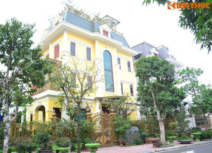 Ngôi biệt thự đẹp lạ nhờ những chậu cây mang màu xanh lá tọa lạc tại Khu đô thị Bắc Từ Liêm (Hà Nội), với hai mặt tiền, tầm nhìn thoáng rộng và các khoảng xanh mát.