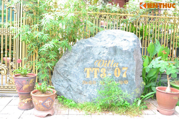 Tên biệt thự được khắc trên một tảng đá.