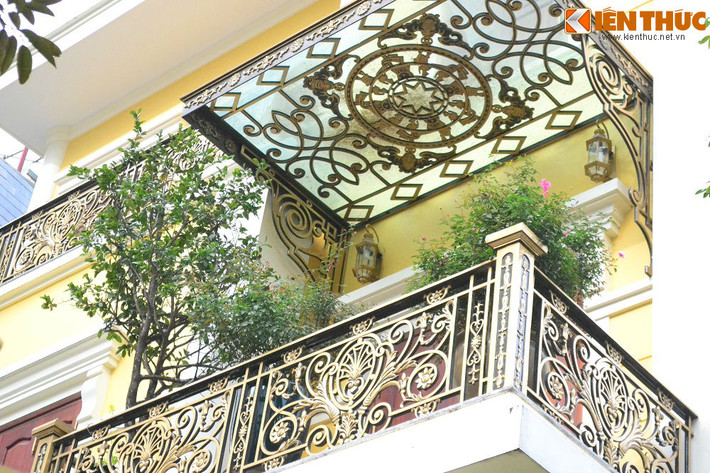 Không chỉ riêng cổng, toàn bộ hệ thống ban công của căn biệt thự cũng được trang điểm bằng màu đồng vàng giả cổ...