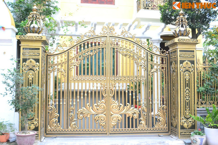 Thiết kế cổng của căn biệt thự này khá hoành tráng và nổi bật so với các tòa nhà xung quanh.