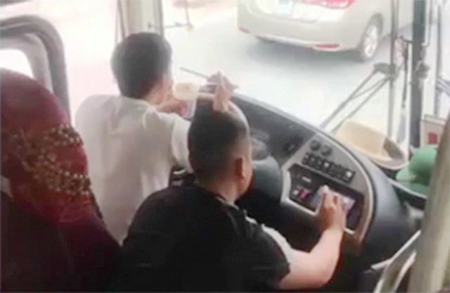 Vừa dùng khuỷu tay lái xe vừa ăn mì gói: Ngày 7/8, thông tin từ Thanh tra Sở Giao thông vận tải Nghệ An cho biết đơn vị vừa ra quyết định xử phạt vi phạm hành chính 1,5 triệu đồng và tước giấy phép lái xe 2 tháng tài xế Trần Văn Bình - 34 tuổi, ngụ huyện Tân Kỳ, tỉnh Nghệ An, người vừa dùng khuỷu tay lái xe giường nằm vừa ăn mì gói. Ngoài ra, Hợp tác xã cổ phần Dịch vụ vận tải hành khách Nghệ An cũng tạm đình chỉ 3 tháng đối với lái xe Bình kể từ ngày 6/8.