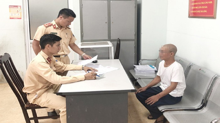 Buông cả 2 tay khi đi xe máy, người đàn ông bị phạt 8 triệu đồng: Tháng 5/2020, ông C. (trú tại Hà Nội) buông 2 tay khi lái xe máy, rồi bị người đi đường quay clip đưa lên mạng. Sau đó, Công an quận Bắc Từ Liêm, HN đã xử phạt với các lỗi buông cả hai tay khi điều khiển xe, không đội mũ bảo hiểm khi điều khiển xe tham gia giao thông, không có giấy phép lái xe tổng số tiền 8,25 triệu đồng.
