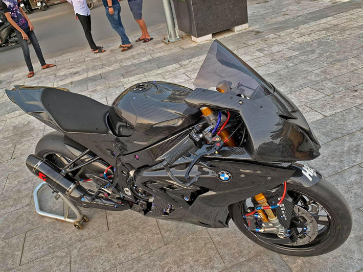 Ngoài ra, bản độ này còn sở hữu giảm xóc sau Ohlins TTX GP, tay phanh Brembo, bảo vệ tay phanh Lightech, bao tay Spider và dàn ốc titanium. Theo chủ workshop, chi phí của bản độ này lên đến hơn 2 tỷ đồng, chưa kể tiền mua xe.