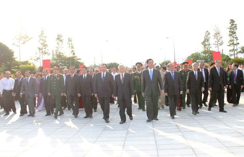 1 ngày trước lễ mít tinh diễu binh, diễu hành mừng chiến thắng 30/4, chiều 29/4/2015, Đoàn đại biểu cấp cao Đảng, Nhà nước do Tổng bí thư Nguyễn Phú Trọng dẫn đầu đã đến đặt vòng hoa, viếng nghĩa trang Liệt sĩ TP HCM dịp kỷ niệm 40 năm Giải phóng miền Nam, thống nhất đất nước.